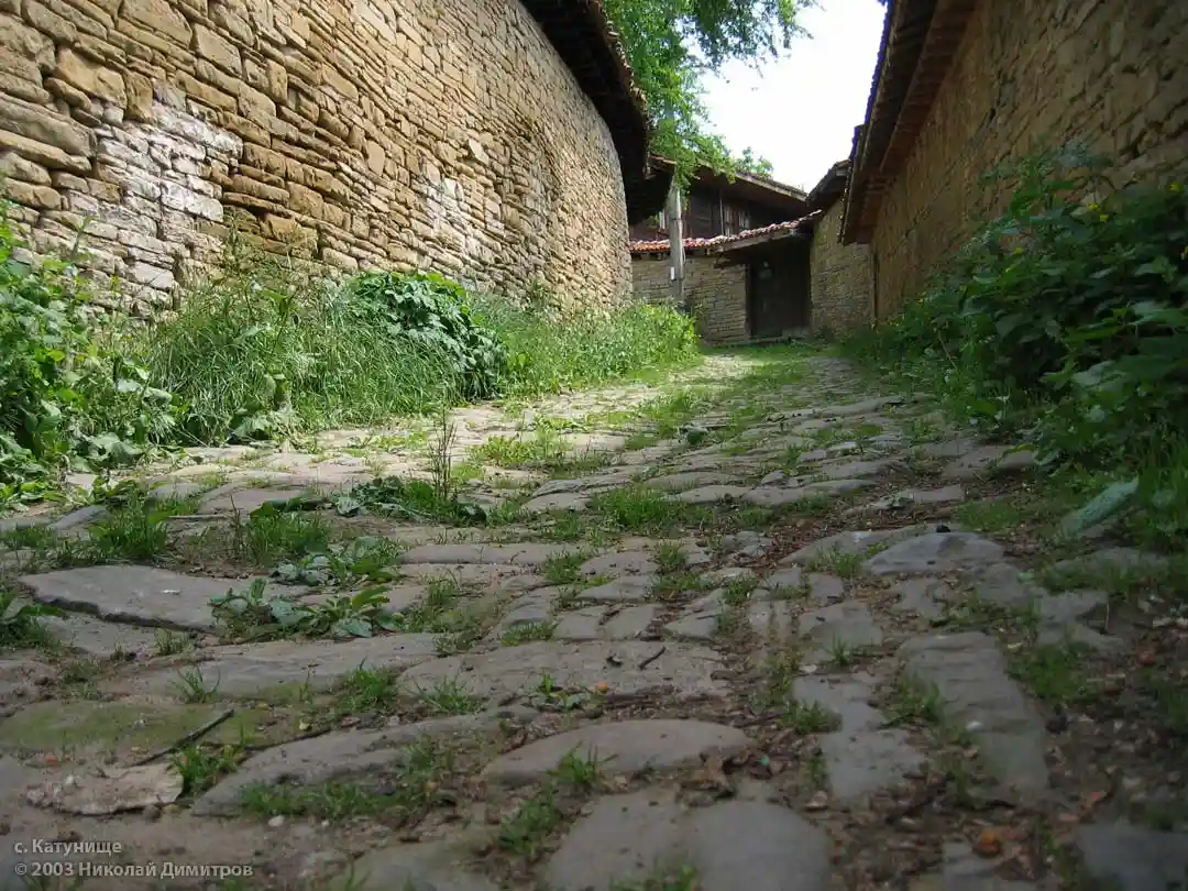 Стара улица в Катунище с калдаръм