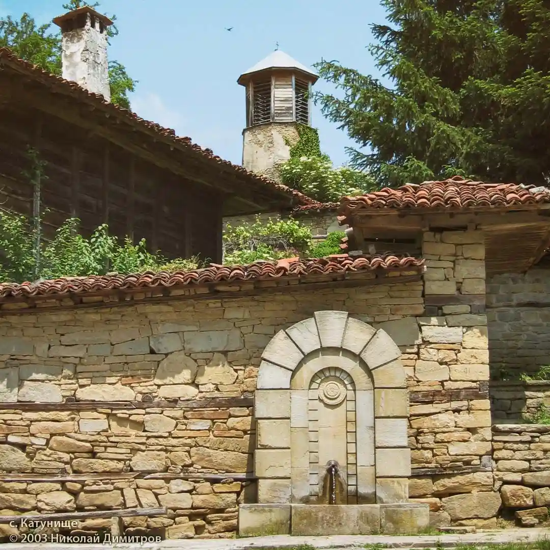 Центърът на село Катунище през 2003 г.